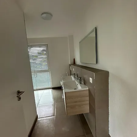 4-zimmer-wohnung Mit Balkon, Fernblick, Parkplatz, Wlan, Einbaukueche, Bad & Gaeste-wc Apartman