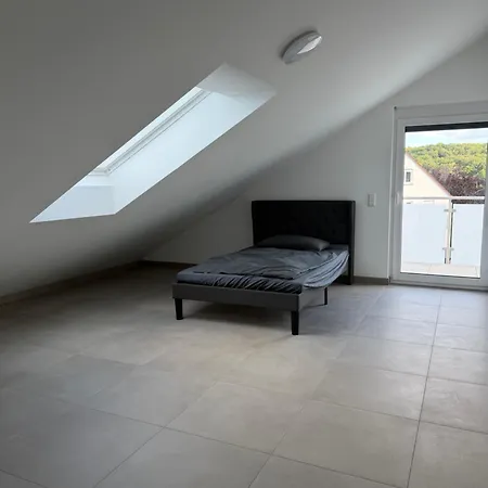 4-zimmer-wohnung Mit Balkon, Fernblick, Parkplatz, Wlan, Einbaukueche, Bad & Gaeste-wc Apartamento *