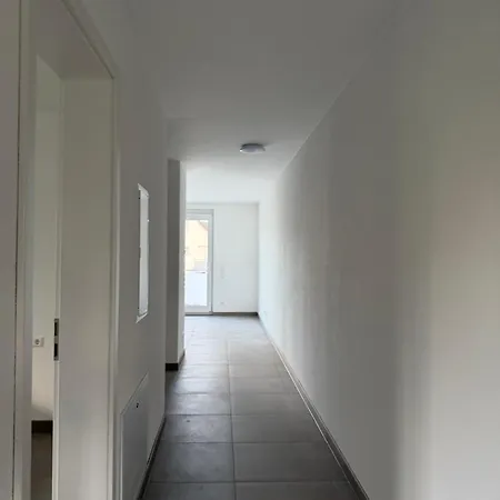 Apartamento 4-zimmer-wohnung Mit Balkon, Fernblick, Parkplatz, Wlan, Einbaukueche, Bad & Gaeste-wc