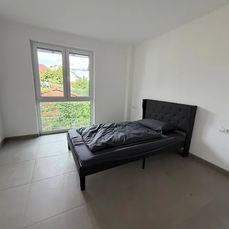4-zimmer-wohnung Mit Balkon, Fernblick, Parkplatz, Wlan, Einbaukueche, Bad & Gaeste-wc Apartamento *